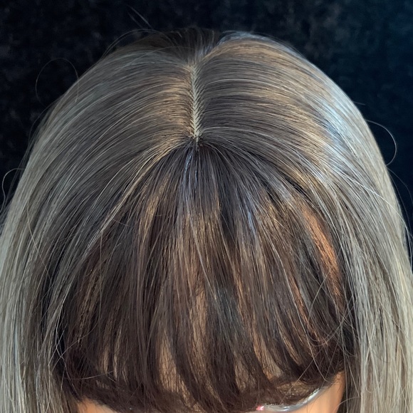 😊 “Put On & Go”  Ash Grey Synthetic Wig with Bangs for Events - Picture 2 of 5